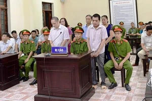 Tòa xử vụ án gian lận điểm thi ở Hà Giang- Nhiều nhân chứng “VIP” vắng mặt