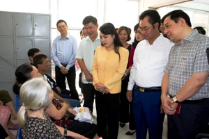 Bộ trưởng Nguyễn Thị Kim Tiến thị sát một số cơ sở y tế tại Thái Nguyên