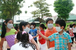 Không khí Hà Nội ô nhiễm mức "nguy hại", học sinh có thể nghỉ học