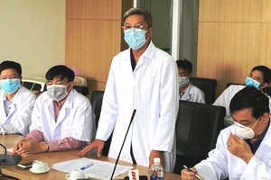 Thứ trưởng Nguyễn Trường Sơn: Phải nghiêm khắc hơn để thầy thuốc không bị lây nhiễm 