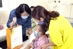 Phó Chủ tịch nước Đặng Thị Ngọc Thịnh trao quà cho bệnh nhi ung thư