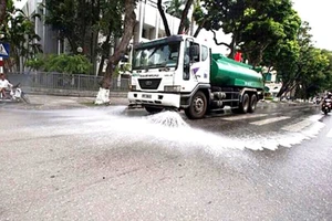 Ô nhiễm, nóng bức, Hà Nội chi hơn 114 tỷ để rửa đường ở 30 quận huyện
