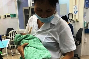 Sức sống mãnh liệt của bé trai sơ sinh bị bỏ rơi suốt 3 ngày dưới trời nóng 40°C