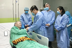Chủ tịch UBND TPHCM Nguyễn Thành Phong thăm hỏi, động viên bệnh nhân thứ 91 – phi công người Anh tại Bệnh viện Chợ Rẫy, chiều 17-6-2020. Ảnh: HOÀNG HÙNG