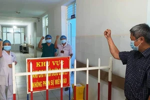 Thứ trưởng Bộ Y tế Nguyễn Trường Sơn thể hiện quyết chiến thắng Covid-19. Ảnh: Dũng Tuấn/Bộ Y tế