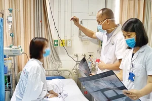 Các bác sĩ Bệnh viện Hữu nghị Việt Đức thăm khám cho nữ bệnh nhân bị tai biến nặng sau khi tiêm filler tại spa
