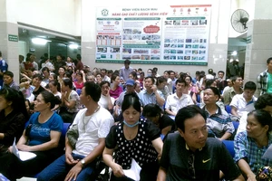 Tăng ''sốc'' giá dịch vụ khám chữa, Bệnh viện Bạch Mai bị Bộ Y tế nhắc nhở
