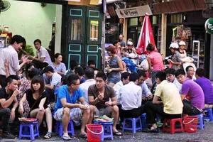 Từ 17 giờ ngày 3-5: Hà Nội dừng hoạt động quán ăn, uống đường phố, trà đá, cafe vỉa hè