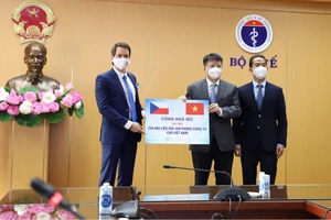 Cộng hòa Séc trao tặng Việt Nam hơn 250.000 liều vaccine AstraZeneca và Moderna 