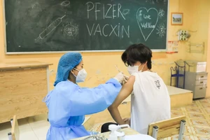 Hà Nội tạm dừng tiêm 2 lô vaccine Covid-19 được gia hạn