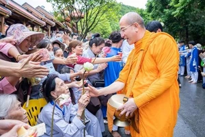 Yêu cầu chùa Ba Vàng rút clip lễ cúng dường có chư tăng nhận tiền từ tay người dân