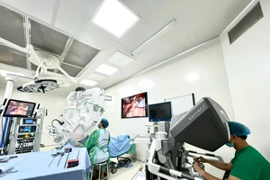 Lần đầu tiên dùng Robot cắt tuyến giáp qua tiền đình miệng cho bệnh nhân ung thư 