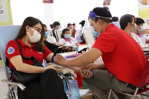 Yêu cầu Hội Chữ thập đỏ các tỉnh, thành phố rà soát toàn bộ quy trình tổ chức hiến máu và tặng quà