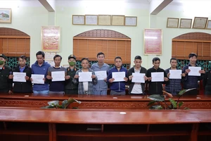 Bắt Chánh Thanh tra huyện Sìn Hồ và Trưởng ban Quản lý rừng về hành vi đánh bạc