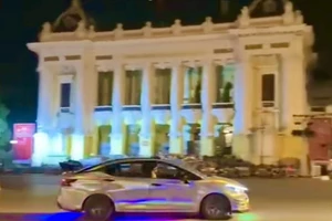 Bắt thanh niên lượn ô tô nhiều vòng, gây mất trật tự trước Nhà hát lớn Hà Nội