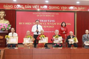 180 đảng viên của Đảng bộ TP Hà Nội được trao tặng Huy hiệu 75 tuổi Đảng 