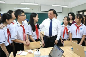 Lãnh đạo TP Hà Nội chung vui khai giảng với học sinh Thủ đô