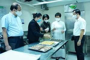 Tràn lan vi phạm an toàn thực phẩm bánh Trung thu tại nhiều khách sạn 5 sao 