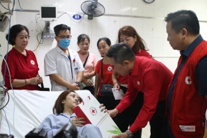 Hội chữ thập đỏ Việt Nam hỗ trợ nạn nhân vụ cháy chung cư và lũ quét 