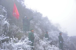 Chiến sĩ biên phòng dầm mình trong mưa tuyết, băng giá tuần tra bảo vệ biên cương