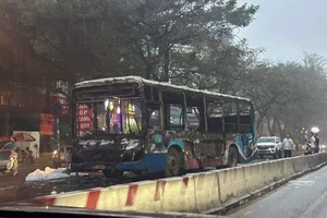 Xe buýt bốc cháy ngùn ngụt trên đường phố Hà Nội