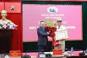 Giám đốc Công an TP Hà Nội nhận Huy hiệu 30 năm tuổi Đảng