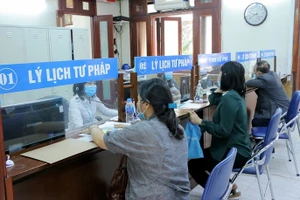 Hà Nội hỗ trợ phí cho người dân khi đăng ký cấp lý lịch tư pháp qua VNeID