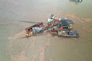 Quảng Ninh: Lật thuyền trên sông Chanh, tìm được 2 trong số 4 người mất tích