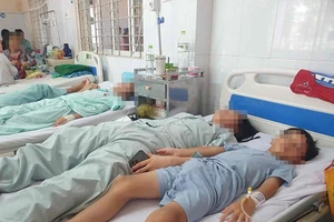 Khẩn trương điều tra nguyên nhân vụ hơn 300 người ngộ độc bánh mì ở Đồng Nai