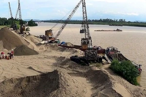 Hủy kết quả đấu giá gần 1.700 tỷ đồng 3 mỏ cát ở Hà Nội