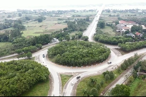 Nút giao cầu Vĩnh Thịnh ở thị xã Sơn Tây có quá nhiều cây xanh che khuất giao thông
