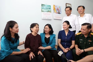 Chuyến công tác đầu tiên của Bí thư Thành ủy Hà Nội là thăm hỏi người có công