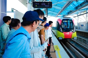 Sau gần 15 năm chờ đợi, người dân háo hức trải nghiệm metro Nhổn - ga Hà Nội 