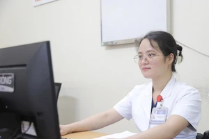 Nữ bác sĩ bị tai nạn hy hữu nghiêm trọng ở quán cà phê đi làm trở lại bằng xe lăn