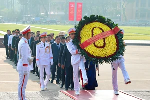 Lãnh đạo TP Hà Nội dâng hương tưởng nhớ Chủ tịch Hồ Chí Minh và các anh hùng, liệt sĩ