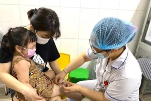 Chỉ 1 tuần có hơn 23.000 trẻ em và nhân viên y tế ở Hà Nội được tiêm vaccine sởi