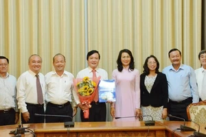 Đồng chí Phùng Công Dũng giữ chức Chủ nhiệm Ủy ban về người Việt Nam ở nước ngoài TPHCM ​