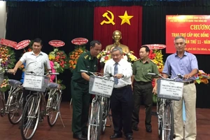Đại diện các địa phương nhận xe đạp do đồng chí Trương Hòa Bình gửi tặng
