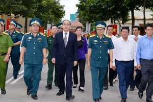 Bí thư Thành ủy TPHCM Nguyễn Thiện Nhân thăm, chúc mừng các đơn vị quân đội