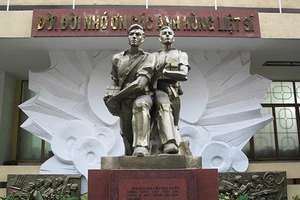 Tượng đài tưởng niệm các chiến sĩ đội 4 - Biệt động Sài Gòn trong trận đánh vào Đài Phát thanh Sài Gòn dịp Tết Mậu Thân 1968