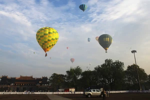 Du khách bay bổng trên bầu trời cố đô Huế bằng khinh khí cầu.