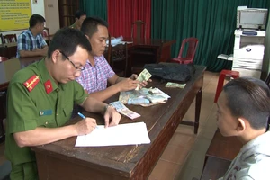 Đối tượng Nguyễn Viết Trung đang khai báo hành vi phạm tội tại Công an TP Huế.