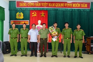 Giám đốc Công an tỉnh Thừa Thiên – Huế và Chủ tịch UBND huyện Phú Vang (đứng thứ 3 và 4 từ trái qua phải) tặng hoa, trao tiền thưởng Ban chuyên án Công an huyện Phú Vang.