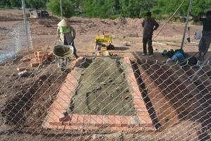 Căng lưới B40 và dựng lều tại khu vực phát hiện huyệt mộ vợ vua Tự Đức