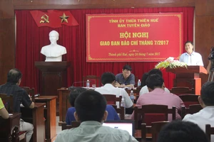 Ông Nguyễn Thái Sơn, Trưởng Ban Tuyên giáo Tỉnh ủy tỉnh Thừa Thiên – Huế chủ trì Hội nghị giao ban báo chí thường kỳ tháng 7-2017.