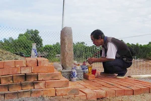 Ngôi mộ tạm do con cháu lập ngay trên vị trí tìm ra huyệt mộ vợ vua Tự Đức tại khu vực triển khai dự án bãi đỗ xe.