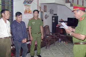 Cơ quan chức năng đọc lệnh bắt tạm giam Huỳnh Phan Hoàng Trọng (đứng giữa)