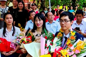Thầy cô, học sinh Trường THPT chuyên Quốc học Huế chào đón HCV Olympic quốc tế năm 2017 Trương Đông Hưng 