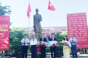 Lãnh đạo tỉnh Thừa Thiên – Huế trao Bằng khen cho 2 học sinh đoạt HCV và HCĐ Olympic Quốc tế.