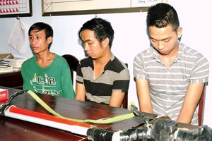  Đối tượng Nguyễn Xuân Thiều (áo xanh) và một số đối tượng khác trên địa bàn huyện Phú Lộc bị bắt về hành vi mua bán, sử dụng ma túy trái phép